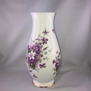 Vaso in porcellana con violette